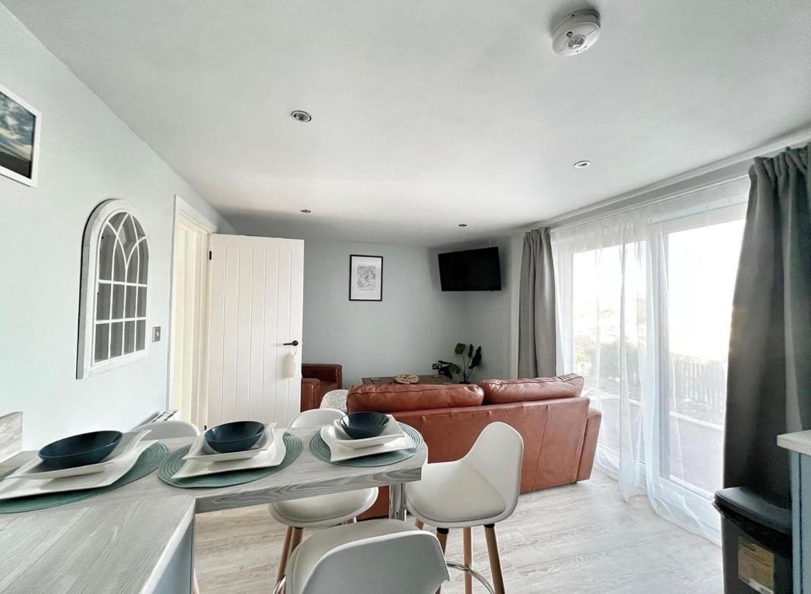 Orchard Lodge -Coastal Retreat, New Build, Village Views, Private Garden And Terrace Saint Brides Major Eksteriør billede