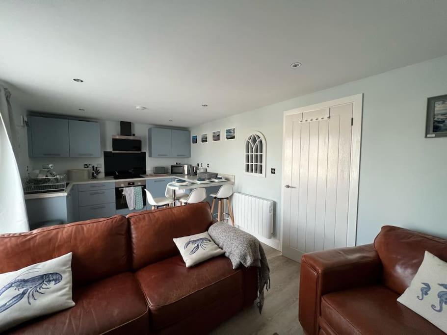 Orchard Lodge -Coastal Retreat, New Build, Village Views, Private Garden And Terrace Saint Brides Major Eksteriør billede
