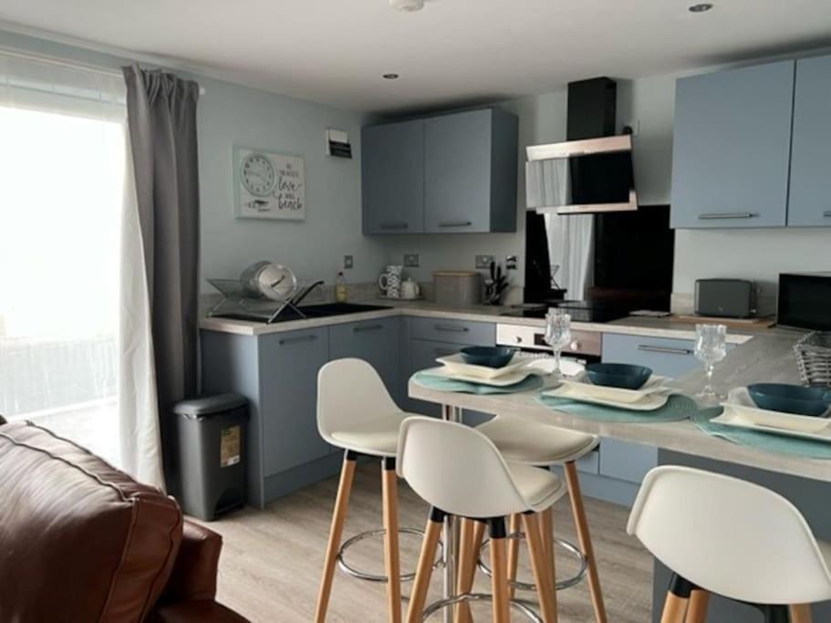Orchard Lodge -Coastal Retreat, New Build, Village Views, Private Garden And Terrace Saint Brides Major Eksteriør billede