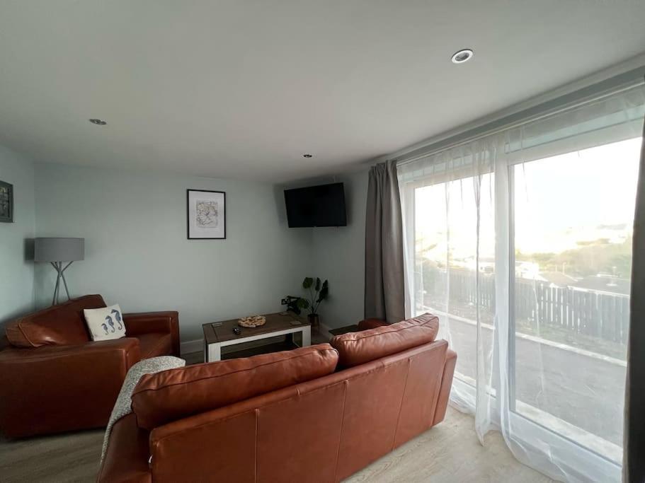 Orchard Lodge -Coastal Retreat, New Build, Village Views, Private Garden And Terrace Saint Brides Major Eksteriør billede