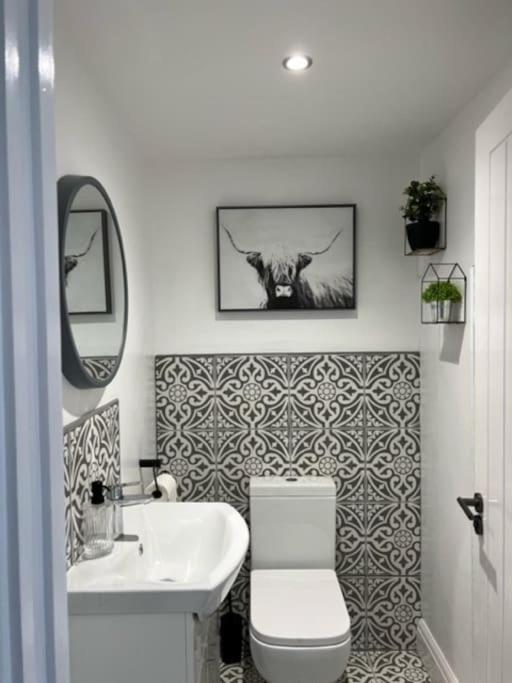 Orchard Lodge -Coastal Retreat, New Build, Village Views, Private Garden And Terrace Saint Brides Major Eksteriør billede